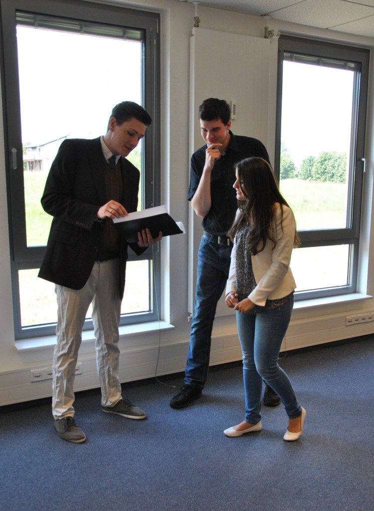 Anne und Thomas besichtigen verschiedene Gewerbeimmobilien