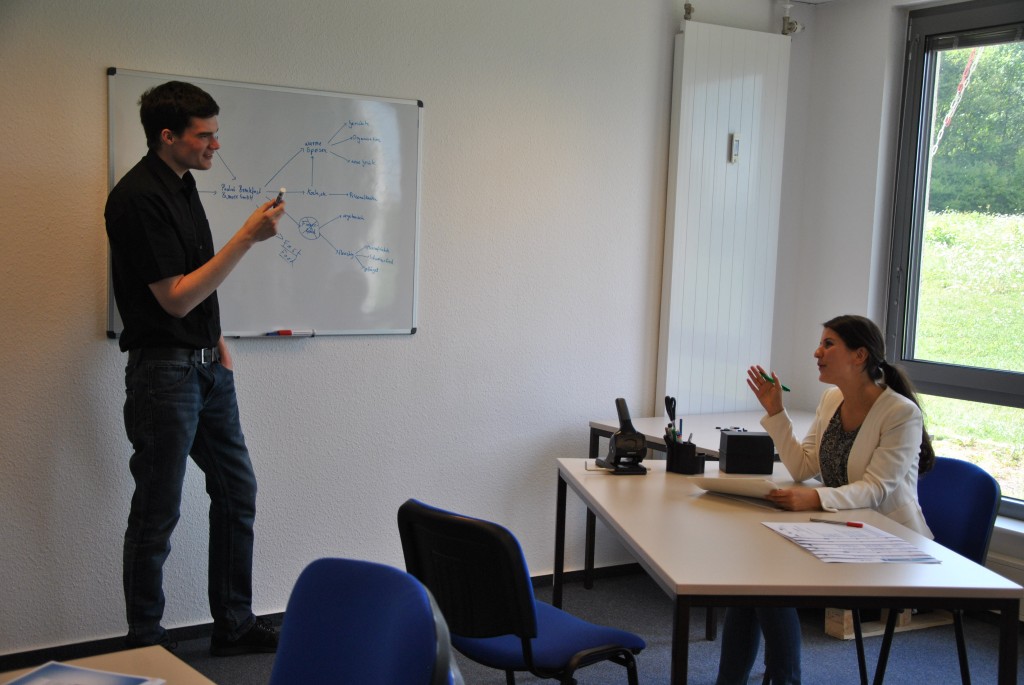 Anne und Thomas diskutieren die Ausweitung ihres Unternehmens 