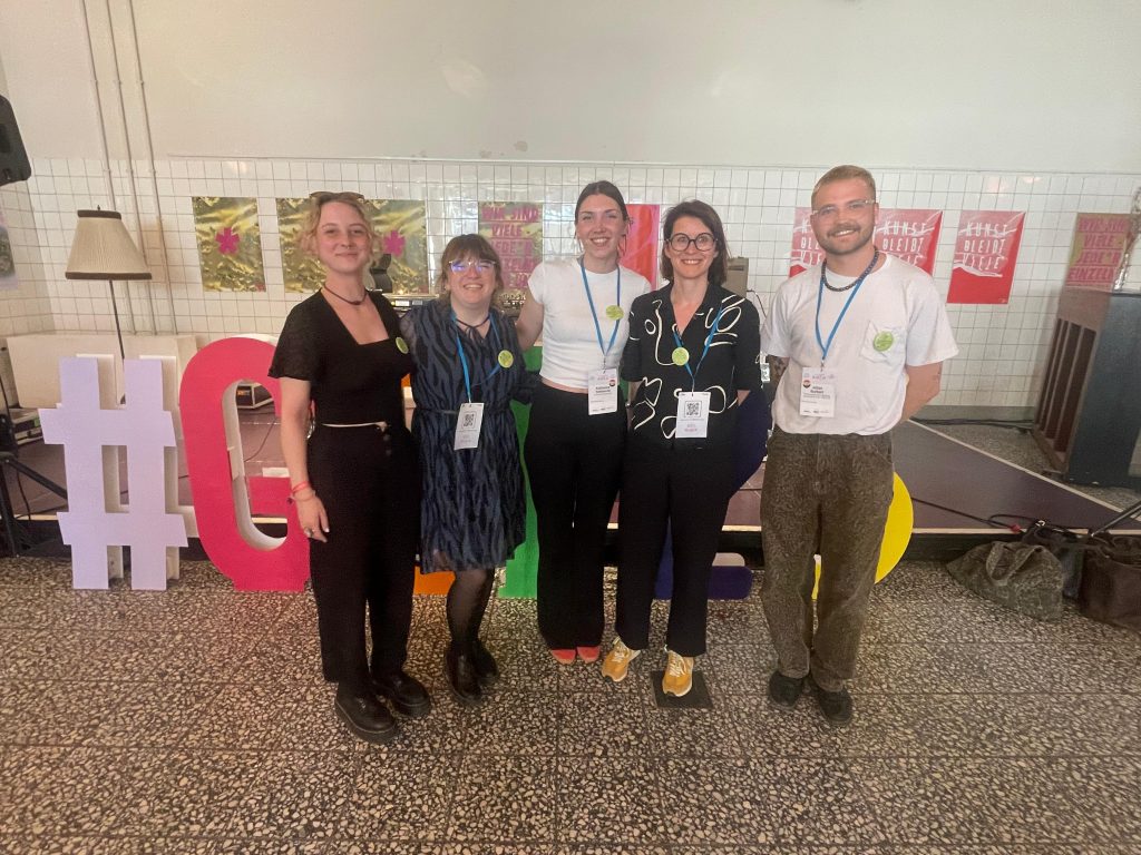 Das Projektteam (v. l.: Nike Lerche, Alyssia Schröder, Katharina Schmecht, Prof. in Dr. in Beate Flath und Julian Burkert) beim Green Culture Festival 2025