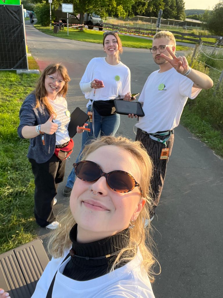 Gruppenfoto des Projektteams (vorne: Nike Lerche; hinten, von links: Alyssia Schröder, Katharina Schmecht, Julian Burkert). Selfie-Perspektive