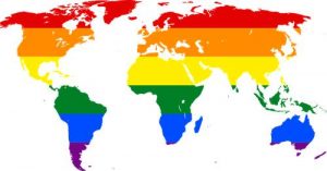 Das Bild zeigt eine Weltkarte in Regenbogenfarben