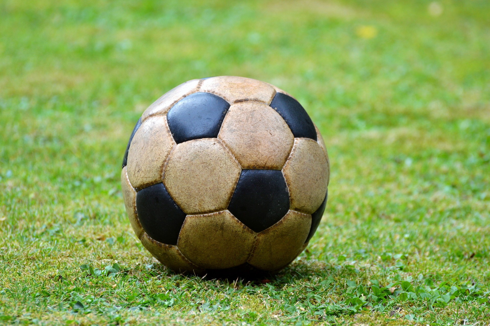 Футбол кожаный мяч. Футбольный мяч. Старый футбольный мяч. Кожаный футбольный мяч. Футбольный мячик.